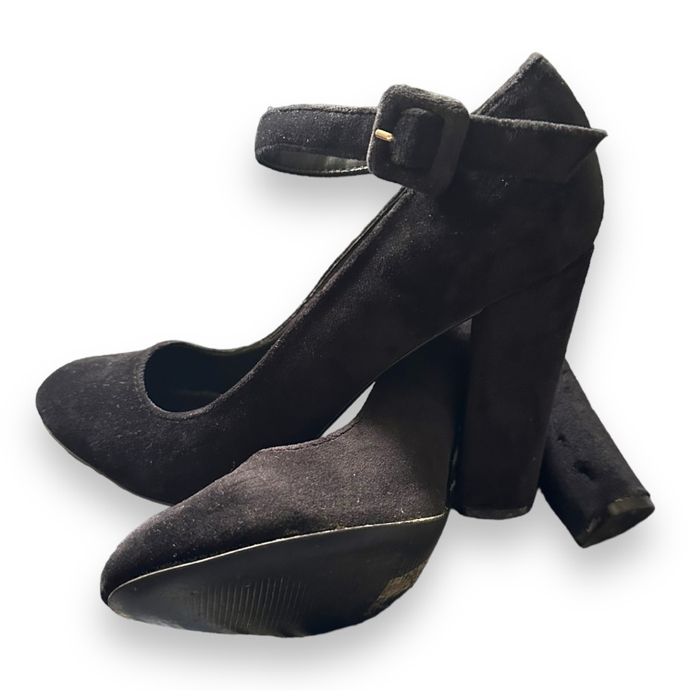 Close toe heel with ankle strap